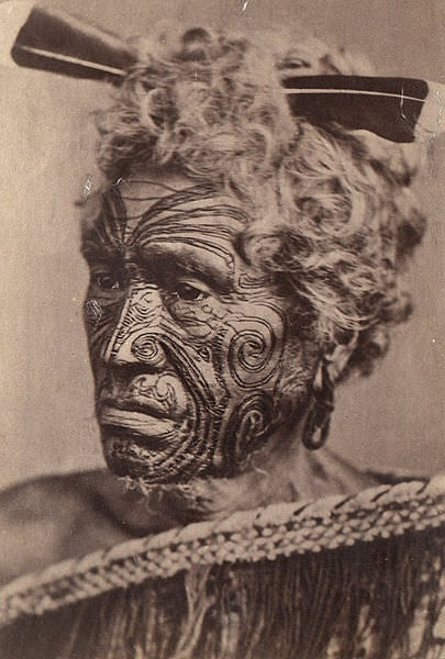 405px-Homme_maori_au_visage_tatou&eacute;