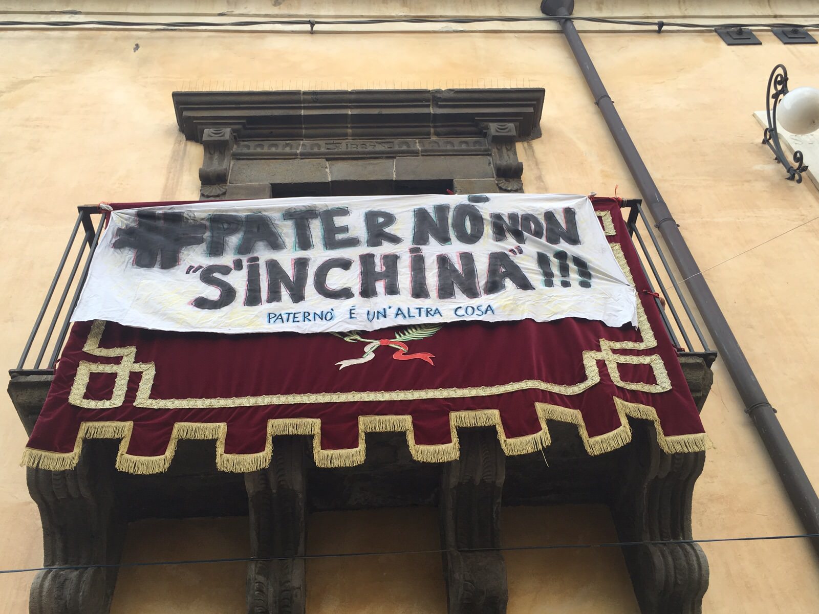 Striscione contro mafia Patern&ograve;