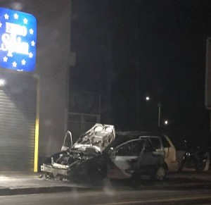 Auto incendiata Eurospin