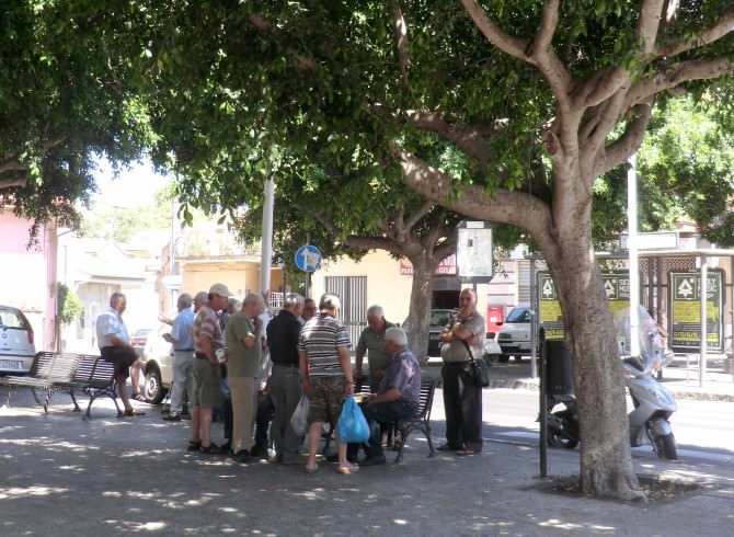 anziani che si riuniscono nelle piazze di catania (2)